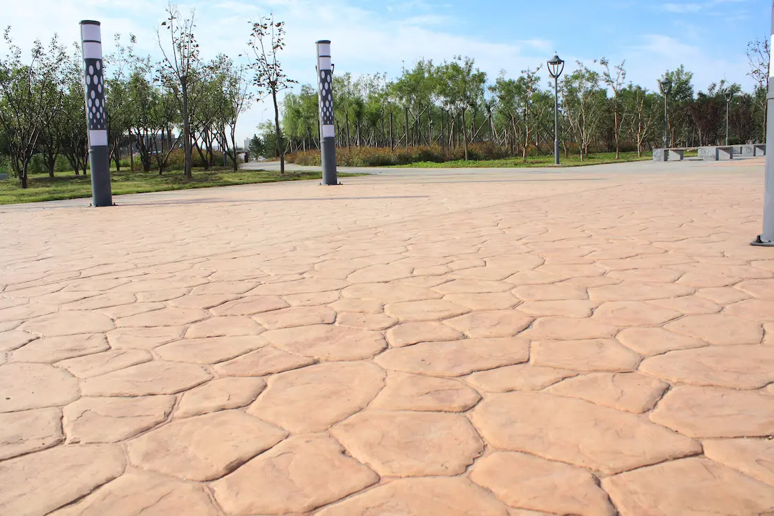 Zona de reposo de una universidad con pavimento de concreto estampado. Zona de reposo de una universidad con pavimento de concreto estampado.