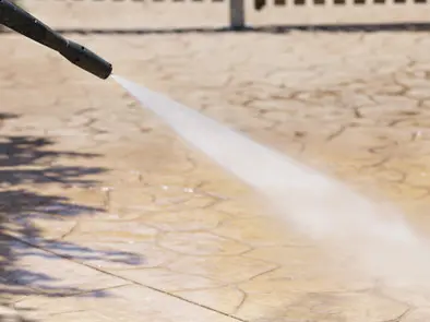Lavando el hormigón impreso con agua a alta presión. Lavando el hormigón impreso con agua a alta presión.